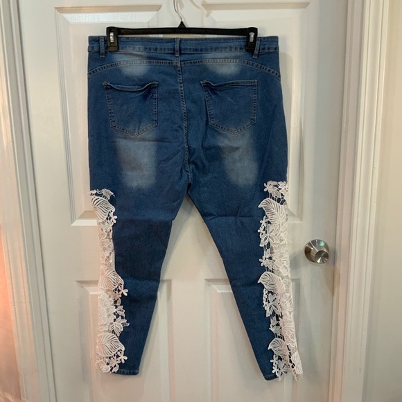 LACE CROPPED SLIM FIT JEANS PLUS SIZE 4X - Picture 6 of 10